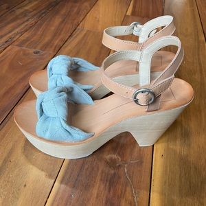 Dolce Vita natural wood heel sandals with light blue toe straps, size 7.5